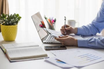 homem de negócios em frente ao laptop fazendo auditoria