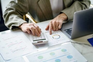 Veja como recalcular custos, créditos e preços com IBS e CBS, proteger a margem e preparar contratos, sistemas e equipes para a transição tributária