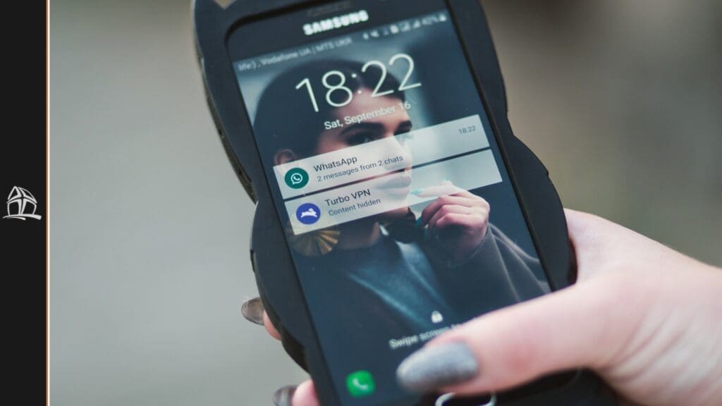 Celular com notificação do WhatsApp