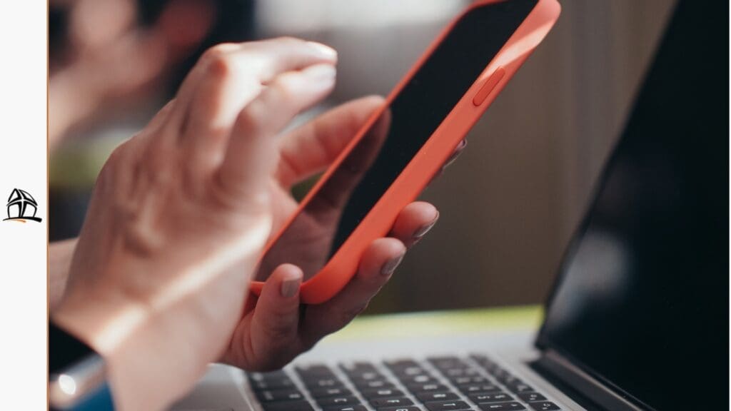 Mulher humana utilizando o celular e notebook